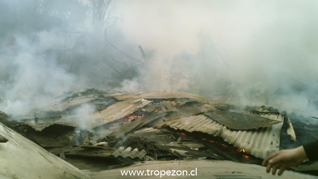 Incendio destruye dos casas en Pudahuel norte