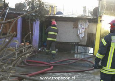 Incendio termina con una casa destruida en Pudahuel