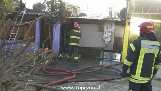 Incendio termina con una casa destruida en Pudahuel