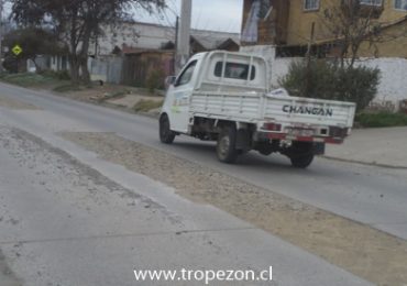 Trabajos sin terminar genera peligrosa acumulación de piedras en Pudahuel