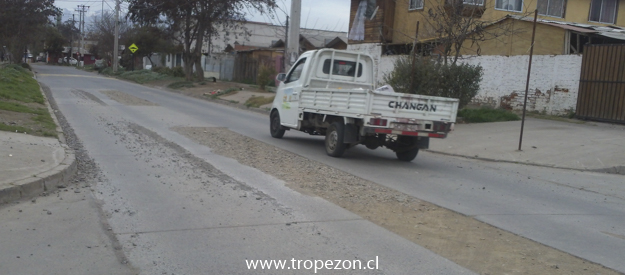 Trabajos sin terminar genera peligrosa acumulación de piedras en Pudahuel