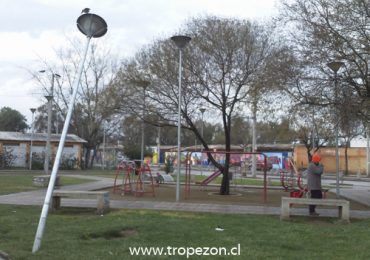 Luminaria de plaza pública de Cerro Navia está en peligro de caída