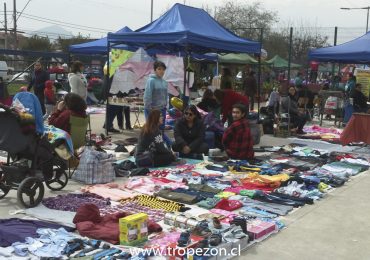 Vecinos comparten como cada mes en la llamada "Feria Comunitaria" de Cerro Navia