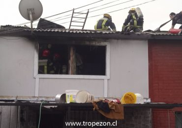 Incendio deja una casa destruida y dos con daños de consideración en Pudahuel sur