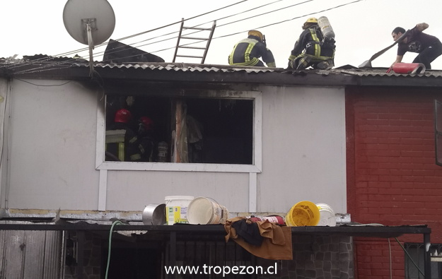Incendio deja una casa destruida y dos con daños de consideración en Pudahuel sur