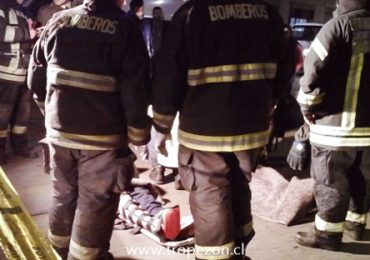 Dos jóvenes resultan heridos tras choque frontal de moto con automóvil en Cerro Navia