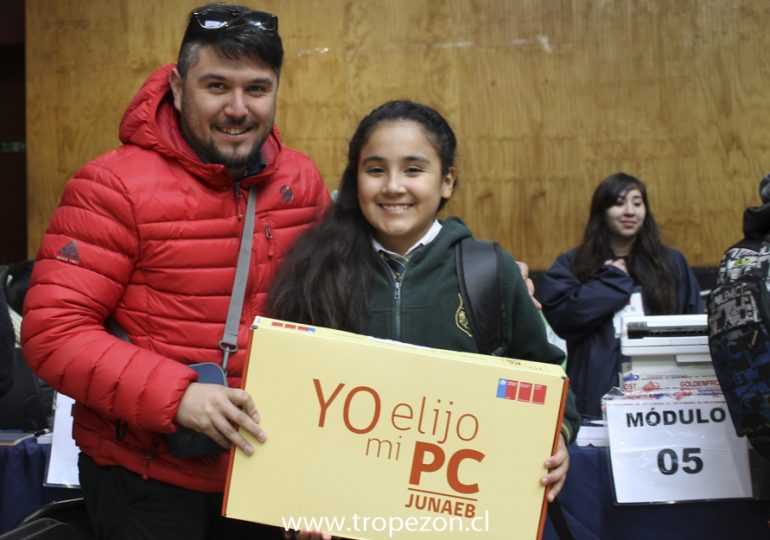 Junaeb culminó entrega masiva de computadores en la región Metropolitana