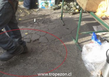 Hoyo dificulta el trabajo en feria libre de Pudahuel