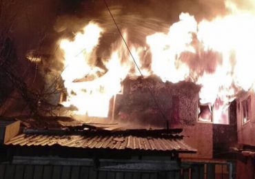 Incendio en cerro Navia dejó un herido y cuatro casas destruidas