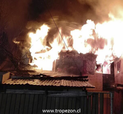 Incendio en cerro Navia dejó un herido y cuatro casas destruidas