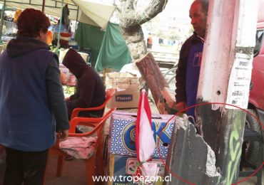 Poste quebrado a un costado de feria libre inquieta a clientes en Pudahuel