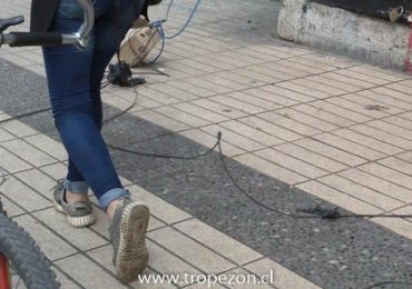 Cables telefónicos y eléctricos obstruyeron el libre paso de la gente en Pudahuel