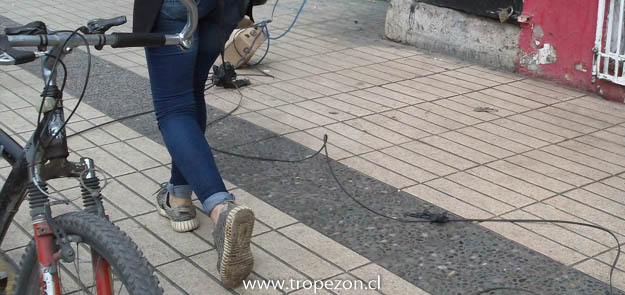 Cables telefónicos y eléctricos obstruyeron el libre paso de la gente en Pudahuel