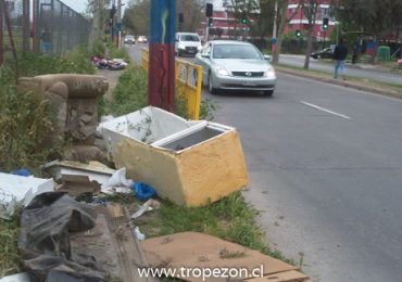Falta de vereda en tramo de General Bonilla dificulta el tránsito peatonal en Pudahuel