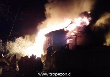 Incendio destruyó dos casas en Pudahuel norte