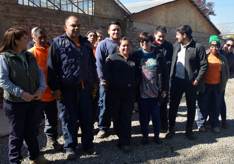 Trabajadores de empresa de aseo hermosean plaza pública en Pudahuel