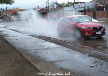 Vecinos preocupados por fuga de agua en parque Violeta Parra de Pudahuel