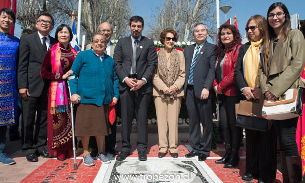 Embajador de Vietnam visita población Herminda de la Victoria en Cerro Navia