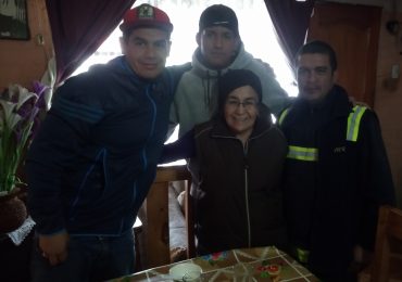 Gran iniciativa: Vecina sorprende a recolectores de basura con gran almuerzo en su casa