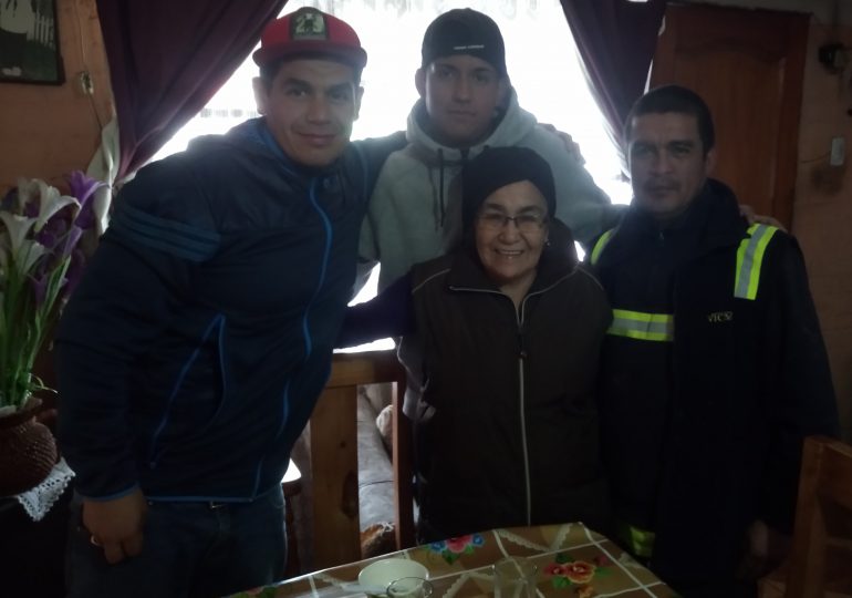 Gran iniciativa: Vecina sorprende a recolectores de basura con gran almuerzo en su casa