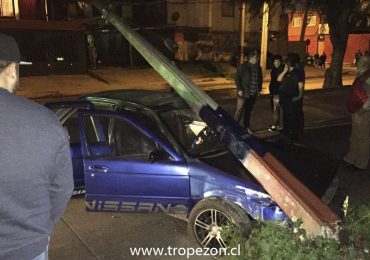 Poste del tendido eléctrico es derribado por automóvil en Pudahuel