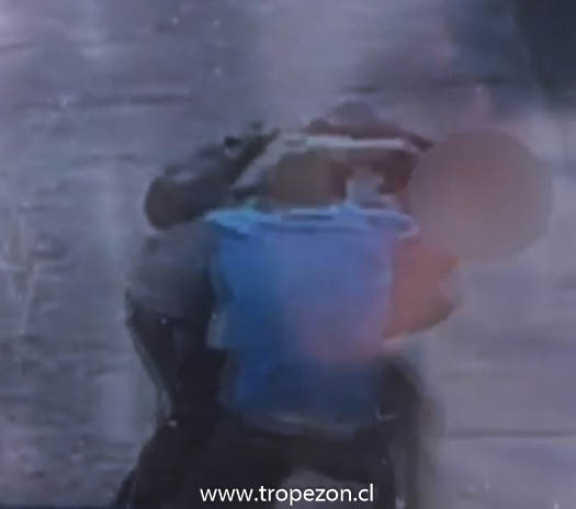 Cámara de seguridad registra violento asalto a escolar en Pudahuel
