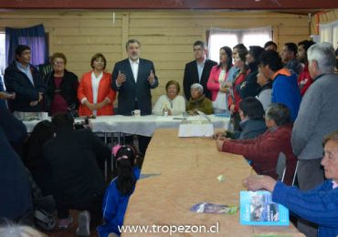 Alejandro Guillier comparte con vecinos y dirigentes de población Teniente Merino en Pudahuel