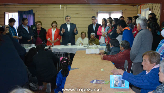 Alejandro Guillier comparte con vecinos y dirigentes de población Teniente Merino en Pudahuel