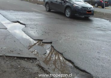 Hoyos en calle de Pudahuel hace caer a motoristas y ciclistas