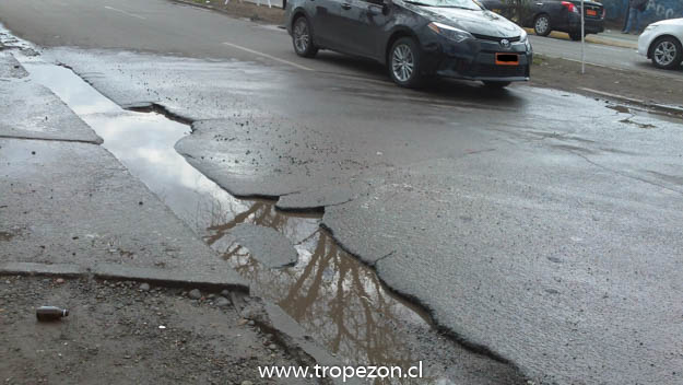 Hoyos en calle de Pudahuel hace caer a motoristas y ciclistas
