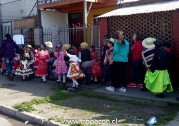 Escuela Teniente Merino festeja Fiestas Patrias con intervención urbana