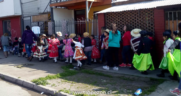 Escuela Teniente Merino festeja Fiestas Patrias con intervención urbana