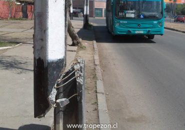 Peligro: Poste del tendido eléctrico destruido en una de las avenidas más importantes de Pudahuel