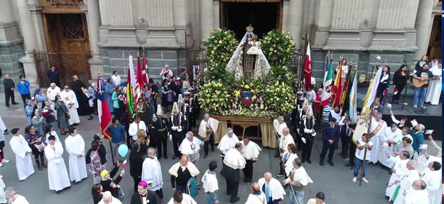 Más de 30 mil personas celebraron a la Virgen del Carmen en el centro de Santiago