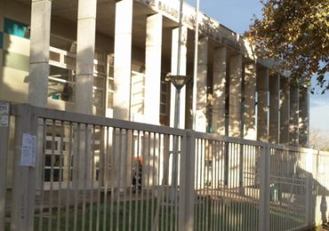 Sorprenden a delincuentes robando en estacionamiento de centro de salud en  Cerro Navia