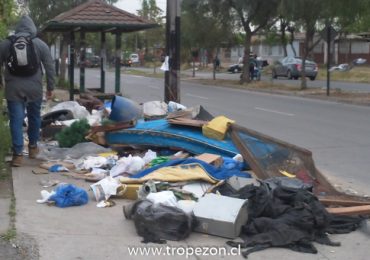 Basura impide el libre paso de la gente en vereda de Pudahuel