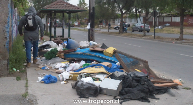 Basura impide el libre paso de la gente en vereda de Pudahuel