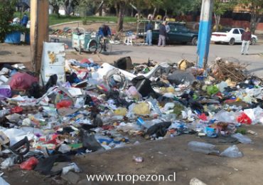 Basura domiciliaria al inicio de feria libre en cerro Navia