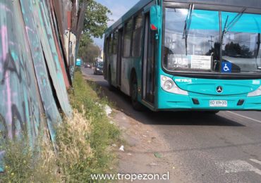 Vecinos preocupados por falta de vereda en importante calle en Cerro Navia