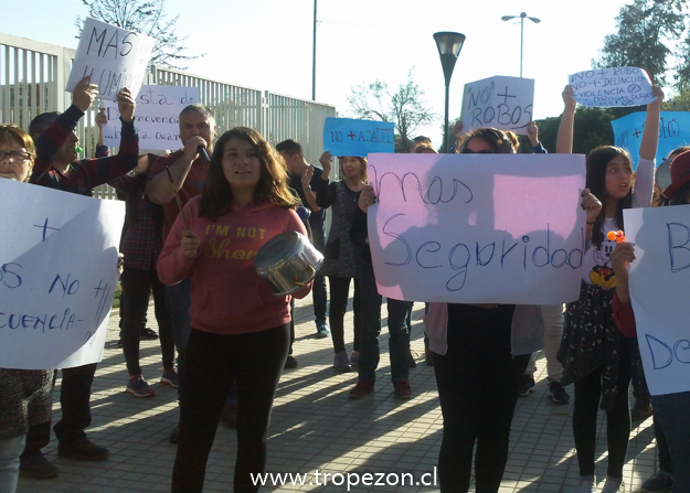Vecinos de General Bonilla realizan ruidosa manifestación por ola de robos en Pudahuel