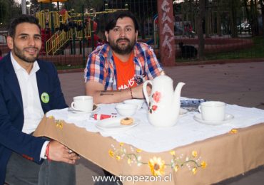 Dos candidatos a diputados realizan debate en plaza pública de Pudahuel
