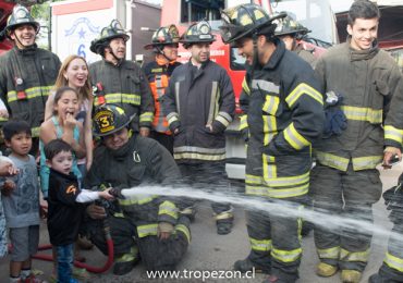 Bomberos de Pudahuel cumplen el sueño de un niño con grave enfermedad