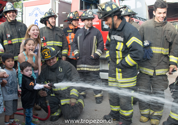 Bomberos de Pudahuel cumplen el sueño de un niño con grave enfermedad