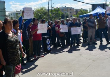 Ruidosa manifestación realizan trabajadores de ferias libres en Municipalidad de Pudahuel