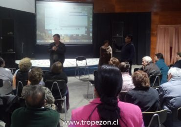 Director de película de Taxi Para Tres se reúne con adultos mayores en Pudahuel