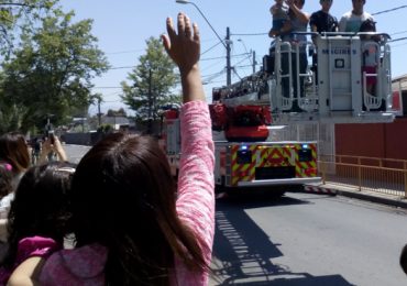 Bomberos sorprende a la comunidad con escalera gigante y continúa campaña para captar socios en Pudahuel