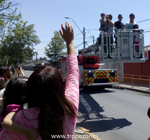 Bomberos sorprende a la comunidad con escalera gigante y continúa campaña para captar socios en Pudahuel