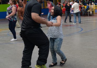 Carabineros de la 45 comisaria de Cerro Navia realizó actividad comunitaria con música y concursos.