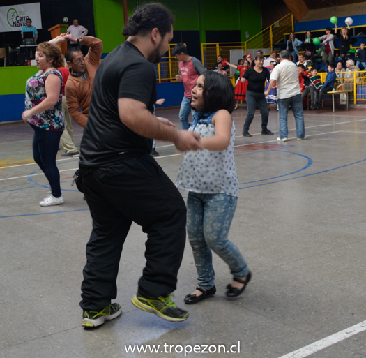 Carabineros de la 45 comisaria de Cerro Navia realizó actividad comunitaria con música y concursos.