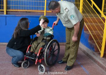 Niño de siete años con discapacidad es nombrado Carabinero Honorario en Cerro Navia
